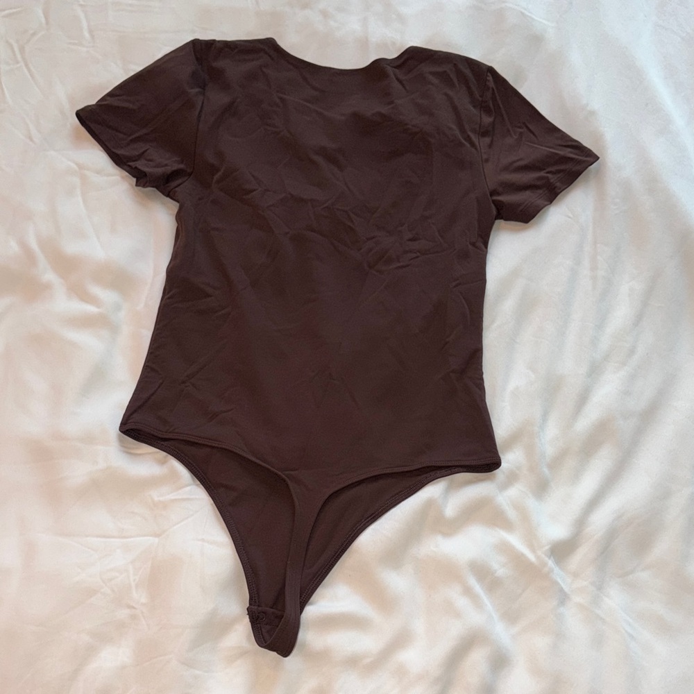 Aritzia Babaton Orginal Contour Crew Short Sleeve Bodysuit - Rich Mocha Brown, L - Picture 3 of 5